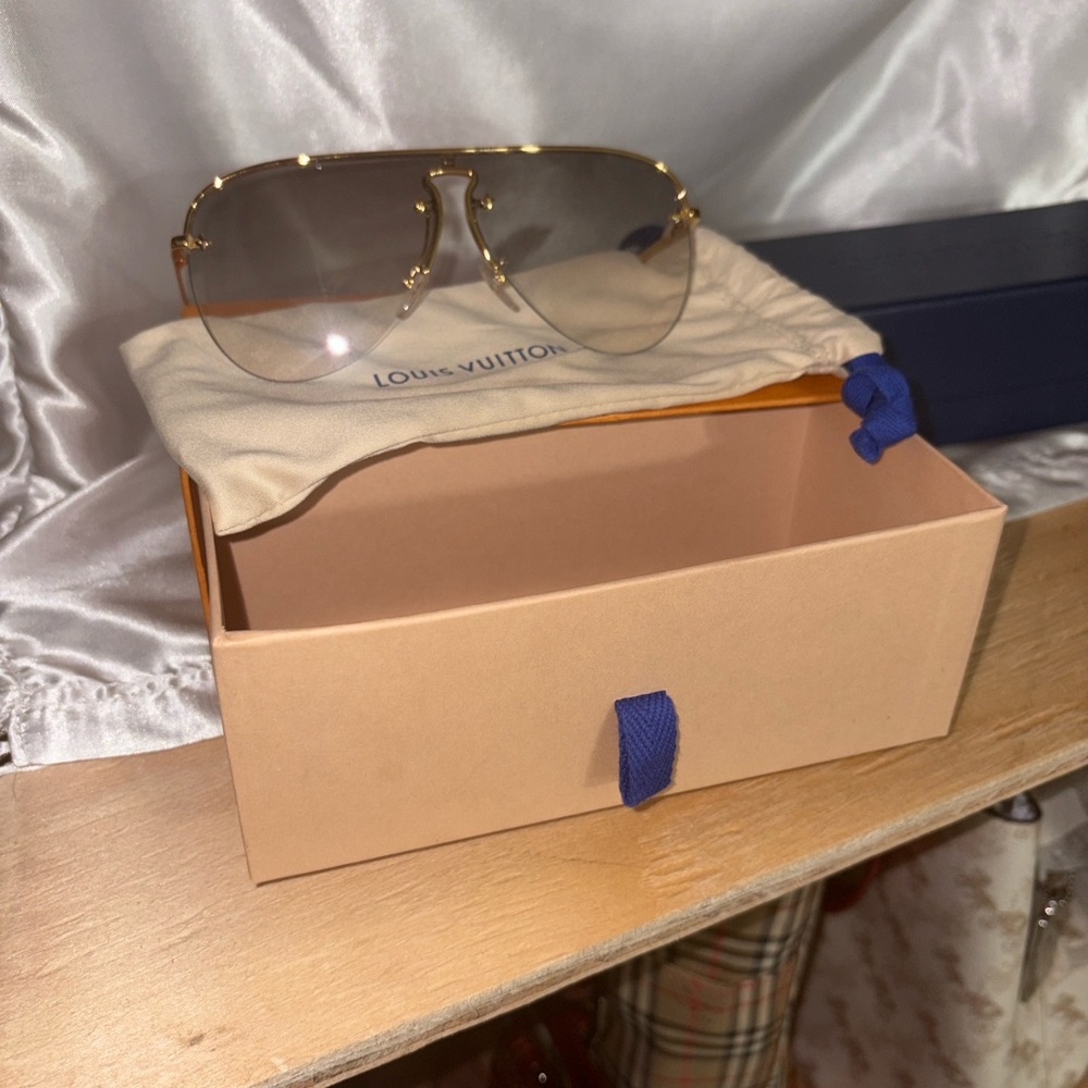 Louis Vuitton Gold Frame Rimless Gradient Sunglasses with Monogramed Lenses - Picture 6 of 11